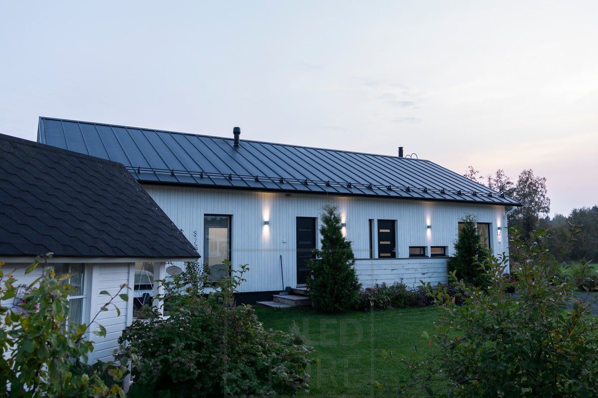 CUBIC OUT 2 vägglampor som framhäver och belyser fasaden på ett hus